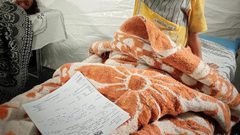 أطفال يتلقون العلاج بعد نجاتهم من غارة جوية إسرائيلية طالت منزلهم وهم نيام وسط محافظة رفح جنوبي قطاع غزة الليلة الماضية.. والتي ارتقى خلالها 6 بينهم ثلاثة نساء وطفلين