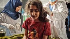 أطفال يتلقون العلاج بعد نجاتهم من غارة جوية إسرائيلية طالت منزلهم وهم نيام وسط محافظة رفح جنوبي قطاع غزة الليلة الماضية.. والتي ارتقى خلالها 6 بينهم ثلاثة نساء وطفلين