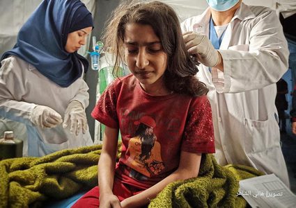 أطفال يتلقون العلاج بعد نجاتهم من غارة جوية إسرائيلية وسط رفح