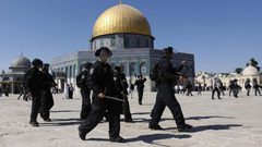 الاحتلال يعتدي على المصلين في المسجد الأقصى