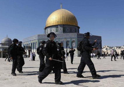 الاحتلال يعتدي على المصلين في المسجد الأقصى