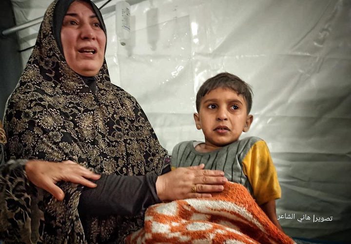 أطفال يتلقون العلاج بعد نجاتهم من غارة جوية إسرائيلية طالت منزلهم وهم نيام وسط محافظة رفح جنوبي قطاع غزة الليلة الماضية.. والتي ارتقى خلالها 6 بينهم ثلاثة نساء وطفلين