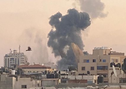 قوات الاحتلال تقصف مجمع أنصار غرب مدينة غزة بالصواريخ