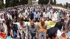 الأف المصلين يؤدون صلاة الجمعة في المسجد الأقصى