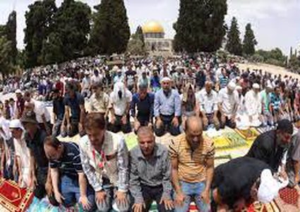 الأف المصلين يؤدون صلاة الجمعة في المسجد الأقصى