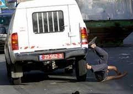 مستوطن يدعس طفلا في قرية كيسان