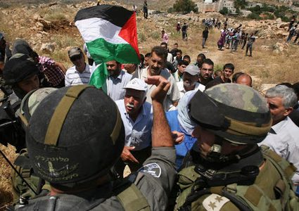 الاحتلال يقمع مسيرة في بيت لحم ويصيب عددا بالاختناق