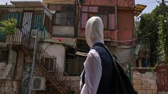 مستوطنون يقتحمون حي الشيخ جراح ويهددون المتضامنين