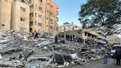 آثار الدمار الذي خلفته غارات الاحتلال في شارعي الوحدة والثورة، ومحيط ملعب فلسطين وسط مدينة غزة فجر اليوم.