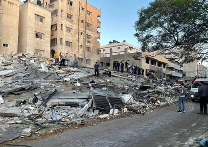 آثار الدمار الذي خلفته غارات الاحتلال وسط مدينة غزة فجر اليوم