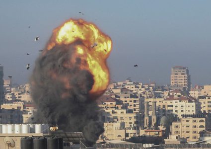 هادي عمرو يجتمع مع غانتس لبحث وقف العدوان على قطاع غزة