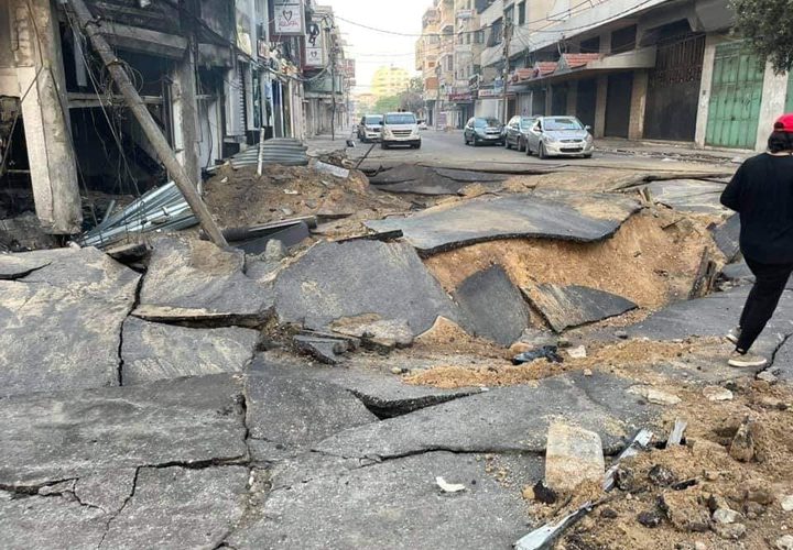 آثار الدمار الذي خلفته غارات الاحتلال في شارعي الوحدة والثورة، ومحيط ملعب فلسطين وسط مدينة غزة فجر اليوم.