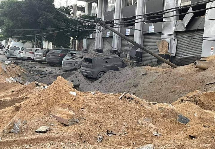 آثار الدمار الذي خلفته غارات الاحتلال في شارعي الوحدة والثورة، ومحيط ملعب فلسطين وسط مدينة غزة فجر اليوم.