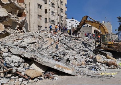 استمرار البحث تحت ركام المنازل التي دمرها الاحتلال في شارع الوحدة
