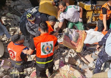 استمرار البحث تحت ركام المنازل التي دمرها الاحتلال في شارع الوحدة