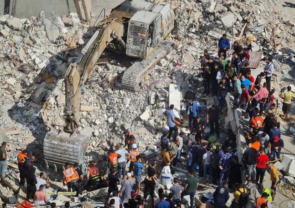 استمرار البحث تحت ركام المنازل التي دمرها الاحتلال في شارع الوحدة