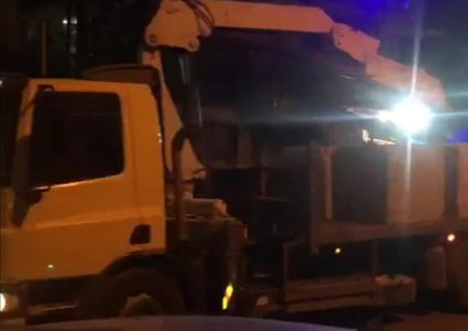 الاحتلال يغلق حي الشيخ جراح بالمكعبات الاسمنتية