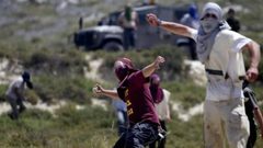 مستوطنون يرشقون مركبات المواطنين بالحجارة قرب اللبن الشرقية