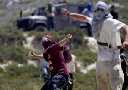 مستوطنون يرشقون مركبات المواطنين بالحجارة قرب اللبن الشرقية