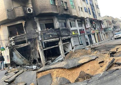 آثار الدمار الذي خلفته غارات الاحتلال وسط مدينة غزة فجر اليوم