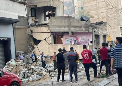 آثار الدمار الذي خلفته غارات الاحتلال وسط مدينة غزة فجر اليوم