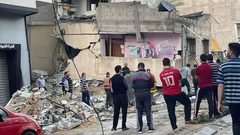 آثار الدمار الذي خلفته غارات الاحتلال في شارعي الوحدة والثورة، ومحيط ملعب فلسطين وسط مدينة غزة فجر اليوم.
