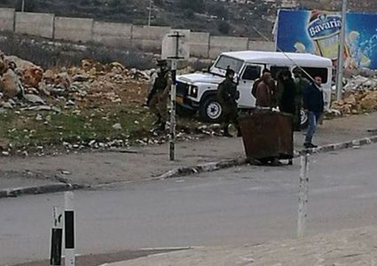 مستوطنون يعتدودن على مركبات المواطنين عند مدخل البيرة الشمالي