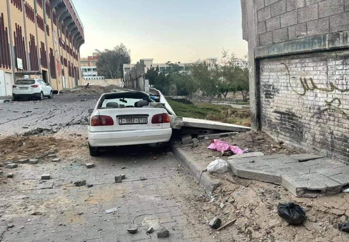 آثار الدمار الذي خلفته غارات الاحتلال في شارعي الوحدة والثورة، ومحيط ملعب فلسطين وسط مدينة غزة فجر اليوم.