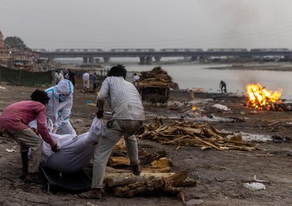 هنود يلقون جثث ضحايا كورونا في الأنهار خوفا من المرض