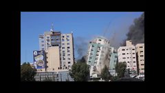 لحظة تدمير طائرات الاحتلال الإسرائيلي لبرج الجلاء في غزة