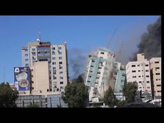 لحظة تدمير طائرات الاحتلال الإسرائيلي لبرج الجلاء في غزة