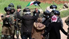 مستوطنون يهاجمون عينابوس ويشعلون النار في أراضي زراعية جنوب نابلس