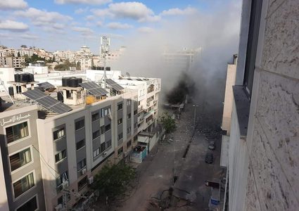 شهيدان وعشرات الاصابات جراء قصف الاحتلال عمارة سكنية في غزة