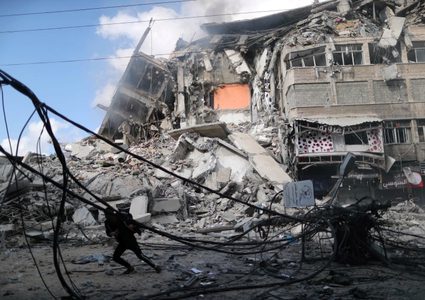 طائرات الاحتلال تدمر خطوط الكهرباء الرئيسية في غزة