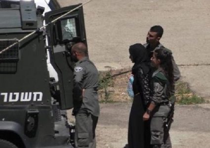 الاحتلال يعتقل أمّاً وثلاثة من أبنائها شمال أريحا