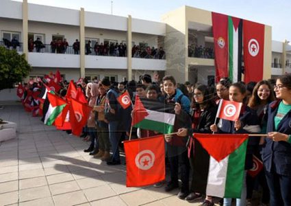 طلبة تونسيون يحيّون العلم الفلسطيني قبل دخول مدارسهم