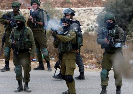إصابة 11 مواطنا برصاص الاحتلال بينهم صحفي خلال مواجهات في نابلس