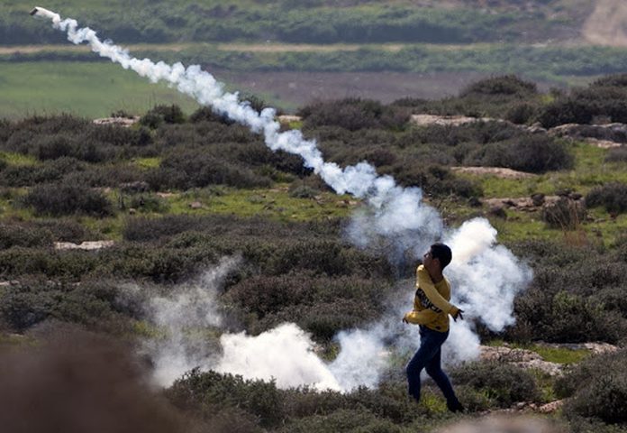 إصابتان بالرصاص خلال صد هجوم للمستوطنين في بروقين غرب سلفيت