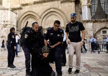 مستوطنون يعتدون على رجال دين مسيحيين بالقدس المحتلة