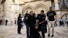 مستوطنون يعتدون على رجال دين مسيحيين بالقدس المحتلة