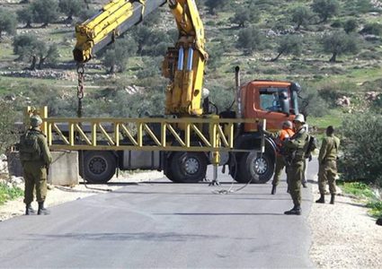 الاحتلال يغلق البوابة الحديدية على مدخل كفر الديك غرب سلفيت