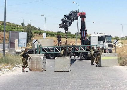 الاحتلال يغلق مدخل سلواد الرئيسي بالمكعبات الاسمنتية