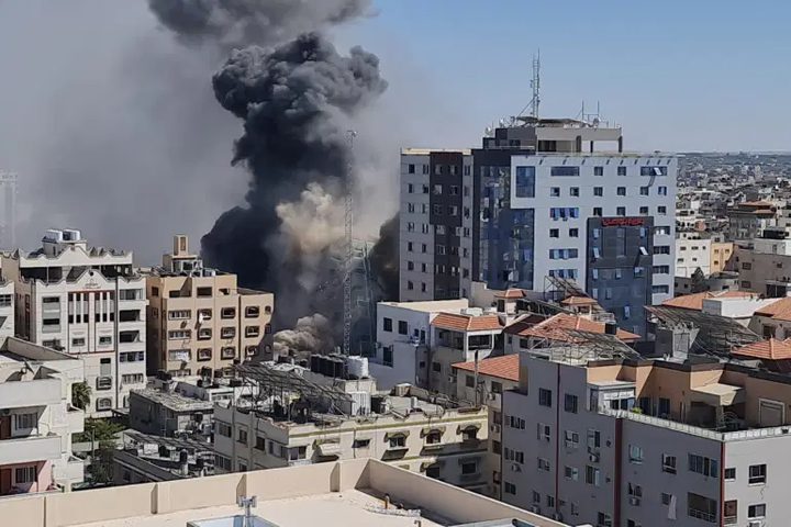 3 شهداء جراء قصف الاحتلال منزلا في مدينة دير البلح