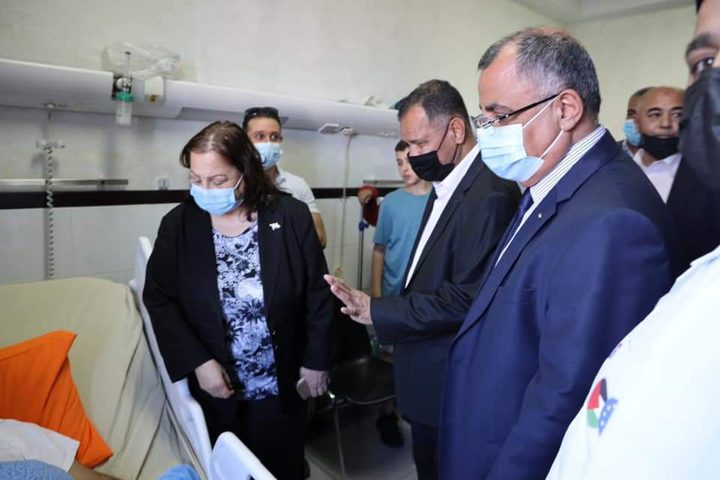 السفير العماني يعود جرحى المواجهات مع الاحتلال في الضفة