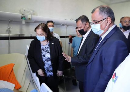 السفير العماني يعود جرحى المواجهات مع الاحتلال في الضفة