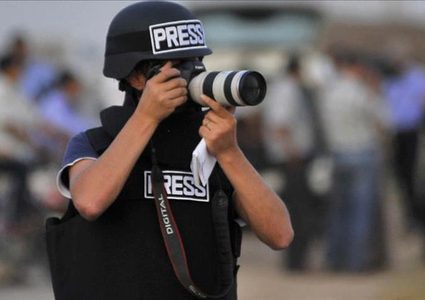 مستوطنون يعتدون على طاقم تلفزيون فلسطين في الخليل