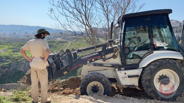 مستوطنون يشرعون بتجريف أراضٍ في قرية كيسان شرق بيت لحم