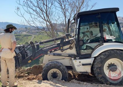 مستوطنون يشرعون بتجريف أراضٍ في قرية كيسان شرق بيت لحم