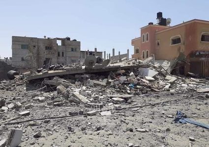 لحظة تدمير طائرات الاحتلال منزلاً لعائلة المغير جنوب قطاع غزة