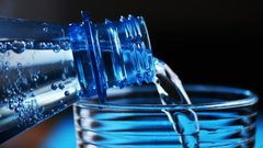 ما هي مخاطر الإفراط في شرب المياه المعدنية ؟